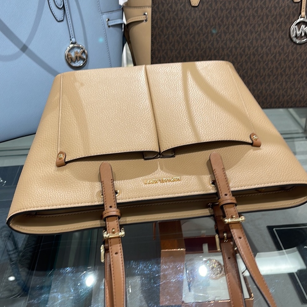MICHAEL KORS JET SET TRAVEL MEDIUM DOUBLE POCKET TOTE NON-LEATHER VEGAN 
CAMEL - Picture 6 of 16